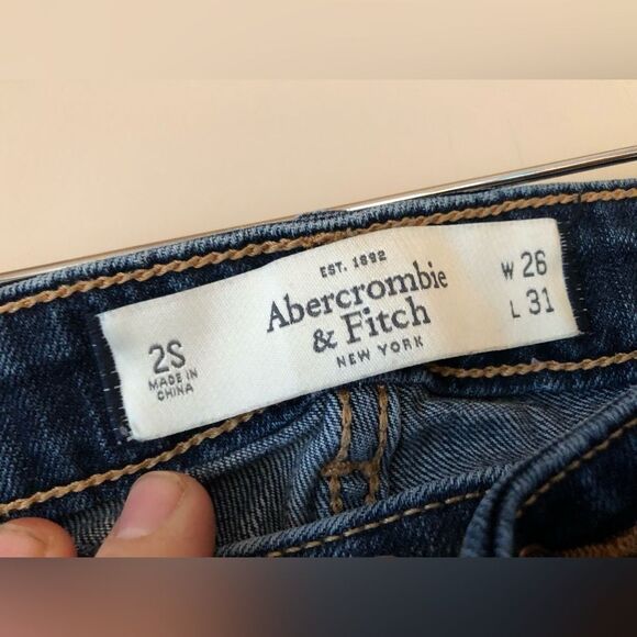 🔶 Abercrombie & Fitch | Loose Fitting Blue Distressed Jeans - Picture 3 of 6